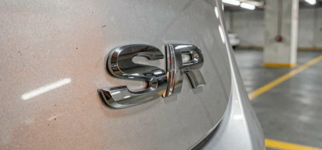Que signifie le sigle SR sur une voiture ? Décryptage et conseils d’experts